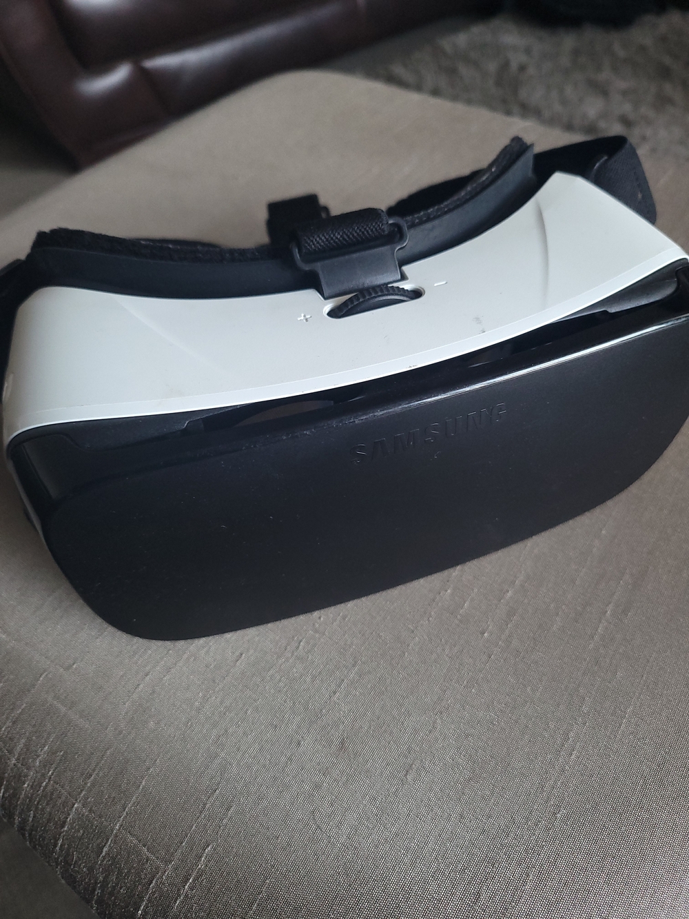 Samsung Black and White Smartphone VR Headset with Head Strap